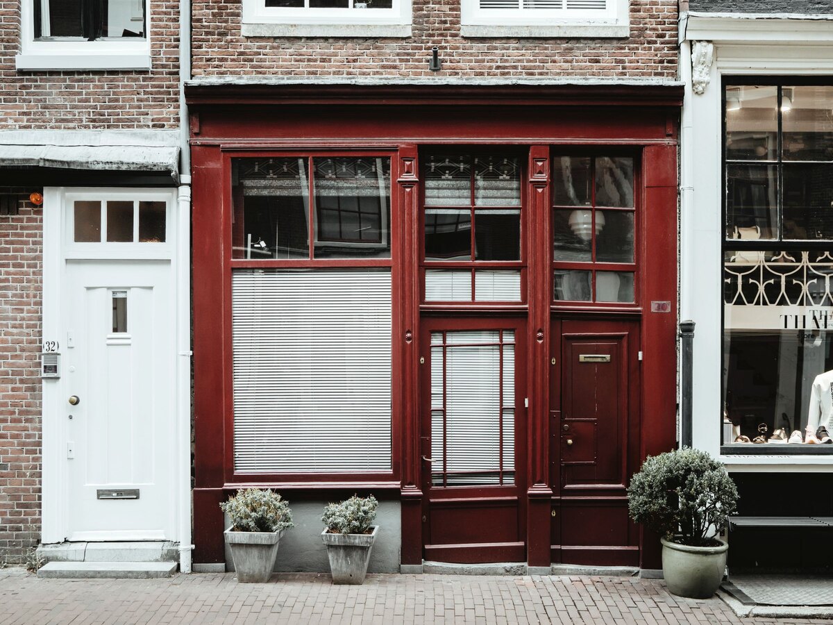 Een rode bakstenen gevel met voordeur