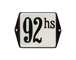 Emaille huisnummerbordje met oor. 6x6 cm. Wit/zwart met toevoeging