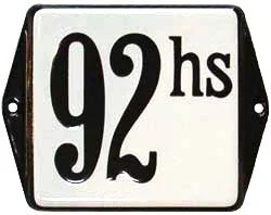 Emaille huisnummerbordje met oor. 12x12 cm. Wit/Zwart met toevoeging