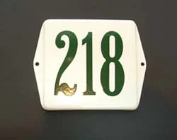 Emaille huisnummerbordje met oor. 6x6 cm. Wit/Groen