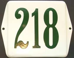 Emaille huisnummerbordje met oor. 12x12 cm. Wit/Groen
