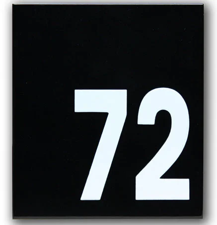 Emaille huisnummerbord Robina. 16x18 cm. Zwart/Wit