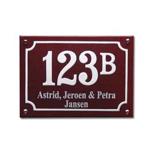 Emaille combibord met huisnummer, toevoeging en naam. 14x10 cm gebold. Bordeaux Rood / Wit + kader