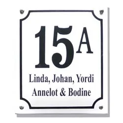 Emaille combibord met huisnummer, toevoeging en naam. 16x19 cm gebold. Wit / Zwart + kader