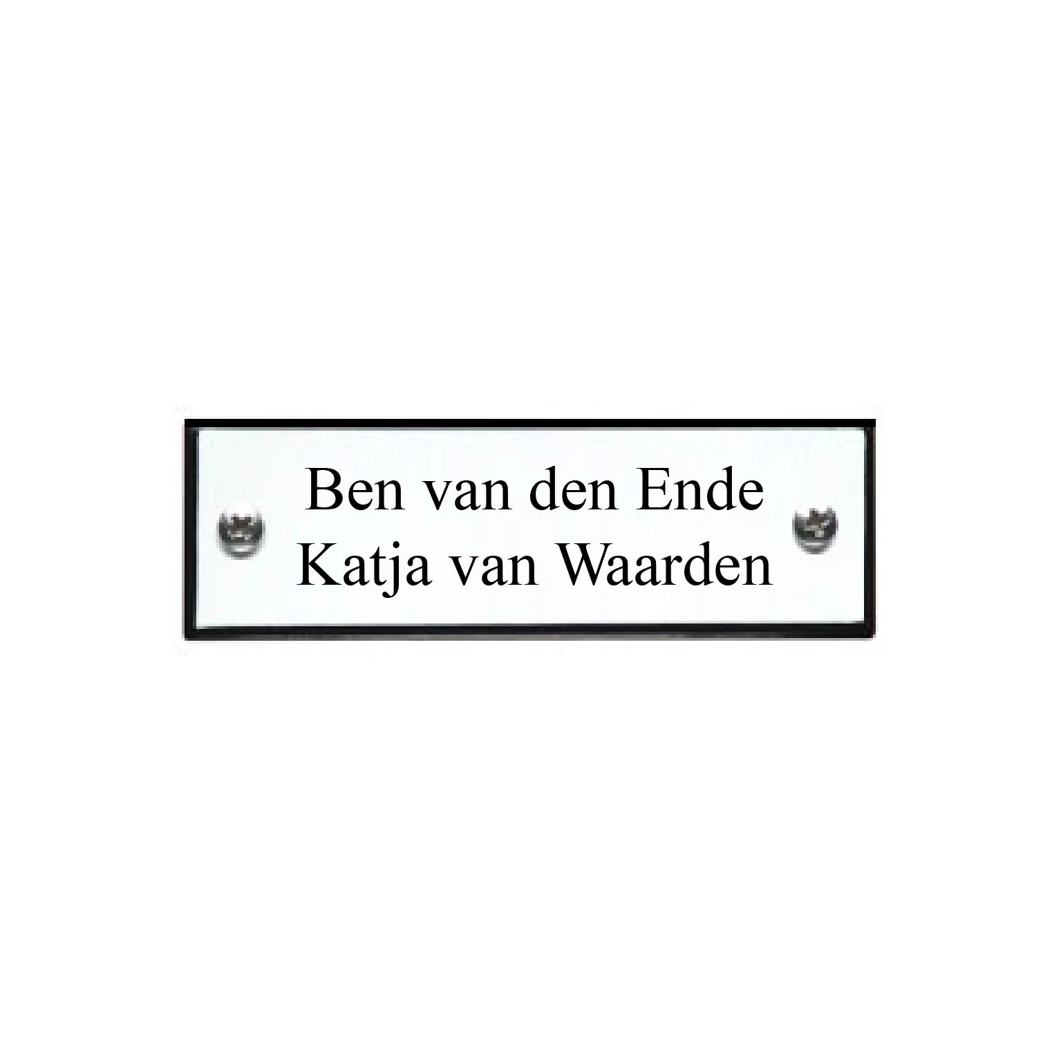 Emaille naamplaatje gebold. 8x2,5 cm. Wit met zwarte tekst en rand. Type NPG-03 WZR