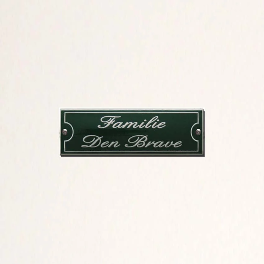 Emaille naamplaatje gebold. 8x2,5 cm. Groen met witte tekst en rand. Type NPG-05 GRWK