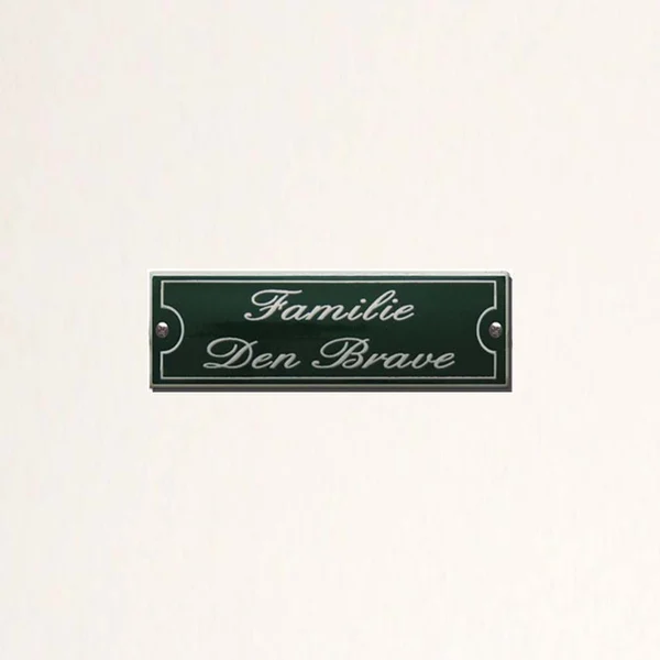 Emaille naamplaatje gebold. 8x2,5 cm. Groen met witte tekst en rand. Type NPG-05 GRWK