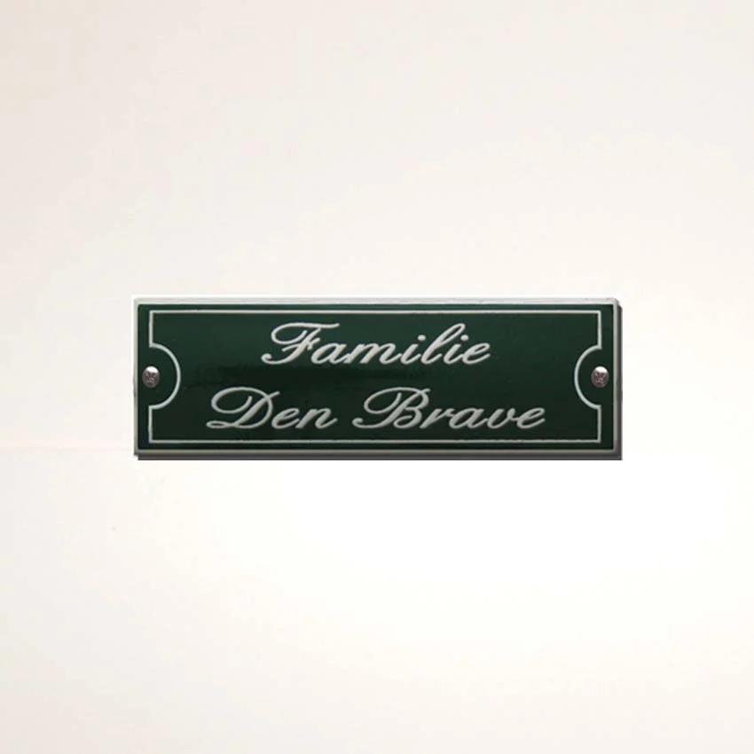Emaille naamplaatje gebold. 11x3,5 cm. Groen met witte tekst, kader en rand. Type NPG6grwk