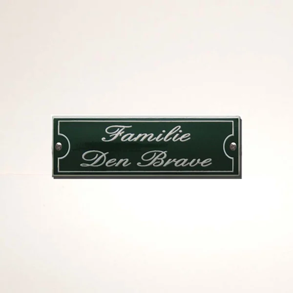 Emaille naamplaatje gebold. 11x3,5 cm. Groen met witte tekst, kader en rand. Type NPG6grwk