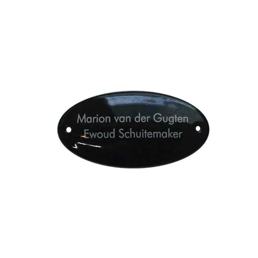 Ovaal emaille naamplaatje. 10x5 cm. Zwart met lichtgrijze letters. Type NPG14 zlg