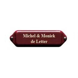 Emaille naamplaatje met oor, 8x3 cm, in Bordeaux Rood/Crème. Type NPO28RC
