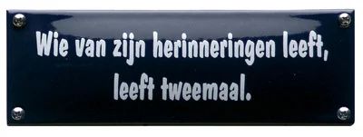 Wie van zijn herinneringen leeft, leeft tweemaal. Emaille bordje. 15x5 cm. Type KNH81