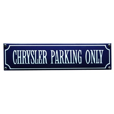 CHRYSLER PARKING ONLY emaille "straatnaambordje". 33x8 cm. Type S-16