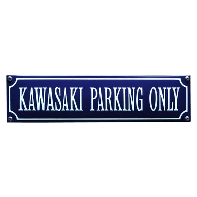 KAWASAKI PARKING ONLY emaille "straatnaambord". 33x8 cm. Type S-47