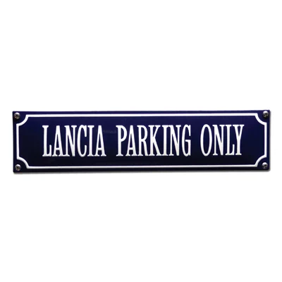 LACIA PARKING ONLY emaille "straatnaambordje". 33x8 cm. Type S-50