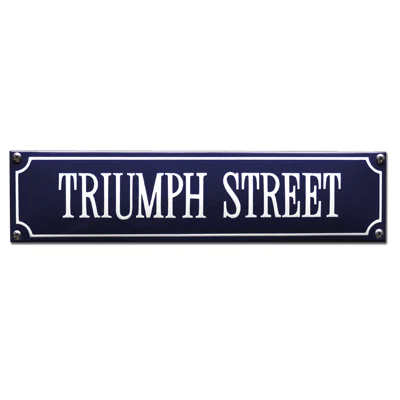 TRIUMPH STREET emaille straatnaambord. 33x8 cm. Type S-88