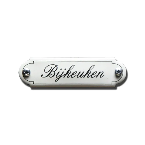Bijkeuken. Emaille tekstbordje Klassiek. 8x2,2 cm. Lettertype Sierschrift