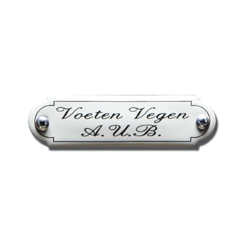 Voeten Vegen A.U.B.. Emaille tekstbordje Klassiek. 8x2,2 cm. Lettertype Sierschrift