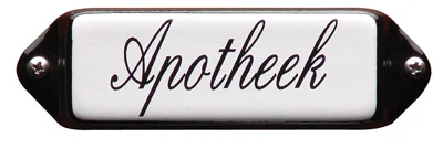 Emaille tekstbordje met 'oor'. 8x3 cm. Lettertype Sierschrift. Tekst: Apotheek