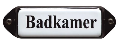 Emaille tekstbordje met 'oor'. 8x3 cm. Lettertype Times. Tekst: Badkamer