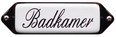 Emaille tekstbordje met 'oor'. 8x3 cm. Lettertype Sierschrift. Tekst: Badkamer