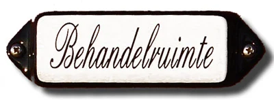 Emaille tekstbordje met 'oor'. 8x3 cm. Lettertype Sierschrift. Tekst: Behandelruimte