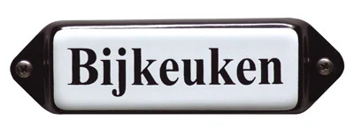 Emaille tekstbordje met 'oor'. 8x3 cm. Lettertype Times. Tekst: Bijkeuken