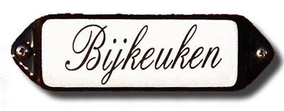 Emaille tekstbordje met 'oor'. 8x3 cm. Lettertype Sierschrift. Tekst: Bijkeuken