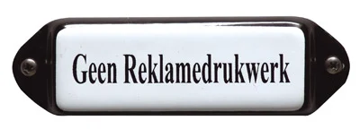 Emaille tekstbordje met 'oor'. 8x3 cm. Lettertype Times. Tekst: Geen Reklamedrukwerk