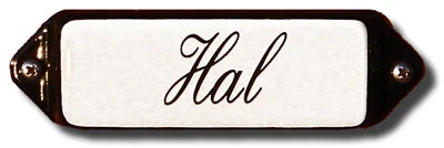 Emaille tekstbordje met 'oor'. 8x3 cm. Lettertype Sierschrift. Tekst: Hal