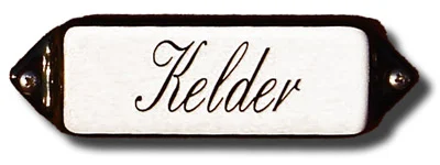 Emaille tekstbordje met 'oor'. 8x3 cm. Lettertype Sierschrift. Tekst: Kelder