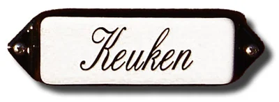 Emaille tekstbordje met 'oor'. 8x3 cm. Lettertype Sierschrift. Tekst: Keuken