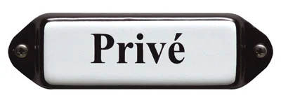 Emaille tekstbordje met 'oor'. 8x3 cm. Lettertype Times. Tekst: Privé
