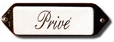 Emaille tekstbordje met 'oor'. 8x3 cm. Lettertype Sierschrift. Tekst: Privé