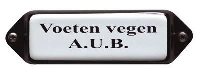 Emaille tekstbordje met 'oor'. 8x3 cm. Lettertype Times. Tekst: Voeten Vegen