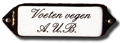 Emaille tekstbordje met 'oor'. 8x3 cm. Lettertype Sierschrift. Tekst: Voeten vegen A.U.B