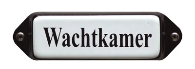 Emaille tekstbordje met 'oor'. 8x3 cm. Lettertype Times. Tekst: Wachtkamer