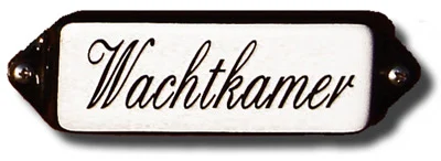 Emaille tekstbordje met 'oor'. 8x3 cm. Lettertype Sierschrift. Tekst: Wachtkamer