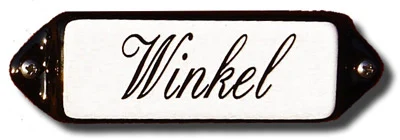 Emaille tekstbordje met 'oor'. 8x3 cm. Lettertype Sierschrift. Tekst: Winkel