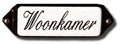 Emaille tekstbordje met 'oor'. 8x3 cm. Lettertype Sierschrift. Tekst: Woonkamer