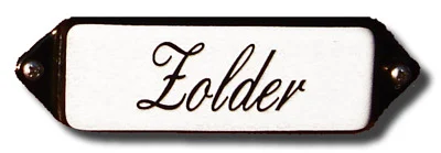 Emaille tekstbordje met 'oor'. 8x3 cm. Lettertype Sierschrift. Tekst: Zolder