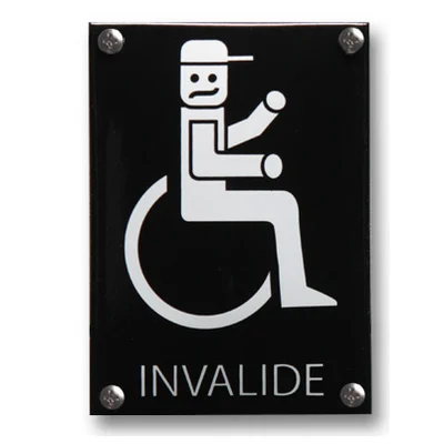 Invalide toiletbordje van emaille. 10x14 cm