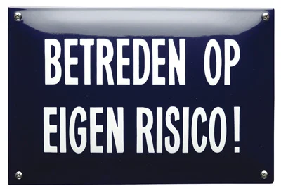 Betreden op eigen risico! Emaille waarschuwingsbord. 30x20 cm. Blauw/Wit