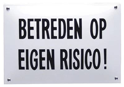 Betreden op eigen risico! Emaille waarschuwingsbord. 30x20 cm. Wit/Zwart