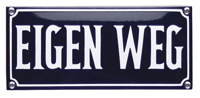 Geëmailleerd bord EIGEN WEG. Afmeting 22x10 cm Blauw/Wit met kader