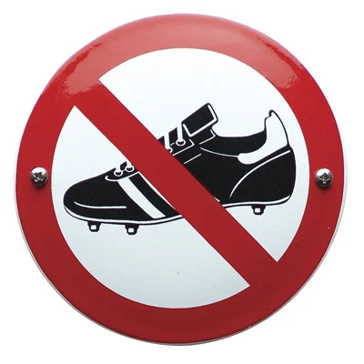 Emaille bordje VOETBALSCHOENEN / KICKSEN VERBODEN. Ø10cm